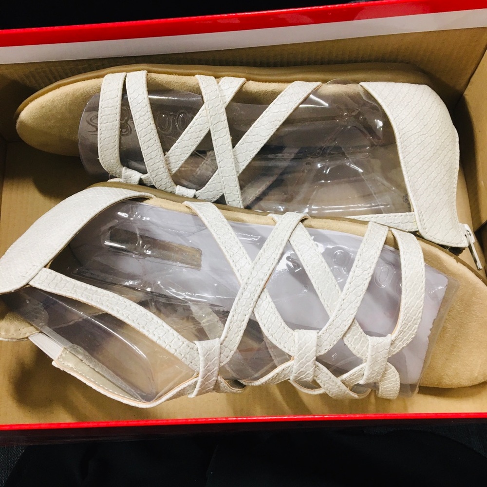 NIB Aerosoles gladiator style sandals size 8